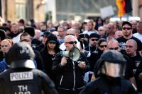 Carlo Graef (rechts) beim Aufmarsch von Hooligans und Neonazis in Erfurt am 02.05.2015