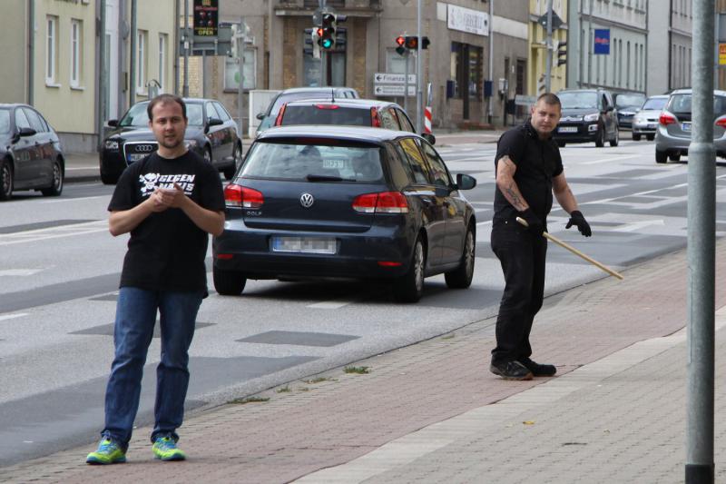 Bild 007 - Warener Volkssturm: Christoph Thews (Kantholz), Thomas Hanisch (Handtelefon) kommen aus dem ehemaligen "Patriotentreff"