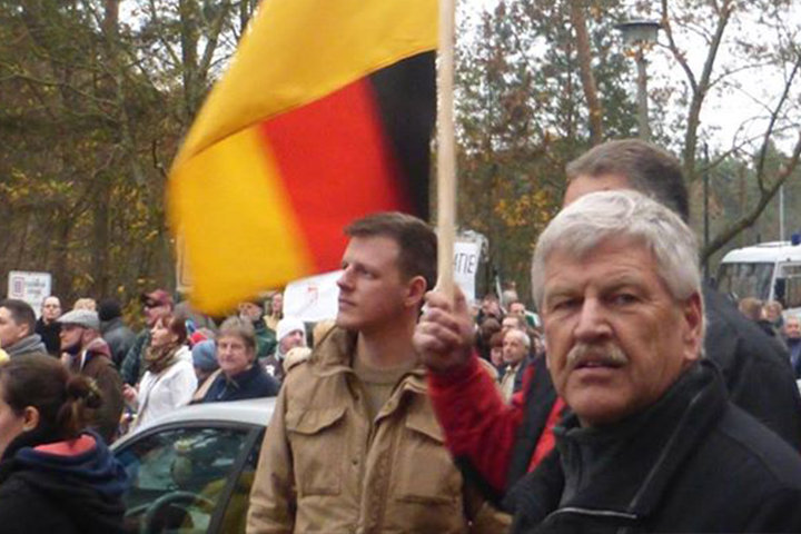 Florian Stein und Udo Voigt (beide NPD) im Allende-Viertel