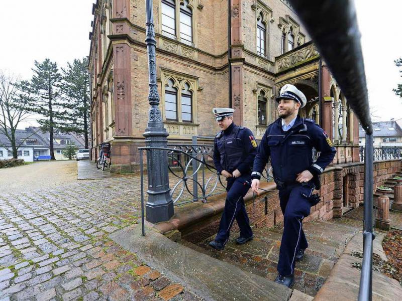 Marc Vonthron und Fabian Smyrek-Schönen vom Polizeirevier Nord laufen Streife im Colombipark, der nun auch als Kriminalitätsschwerpunkt und Kontrollzone gilt.