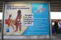 Adbusting am Bahnhof Tempelhof