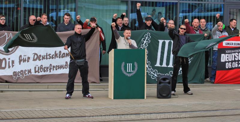 Tim Borowski (rechts vom Redner_innenpult mit Fahne) auf einer Kundgebung der neonazistischens Kleinstpartei „Der III. Weg“ am 18. April 2015 in Brandenburg (Havel)