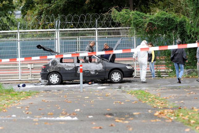 Junger Mann verbrennt in Auto