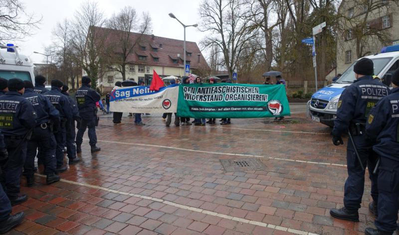 Antifaschistischer Protest an einem Zugangsweg