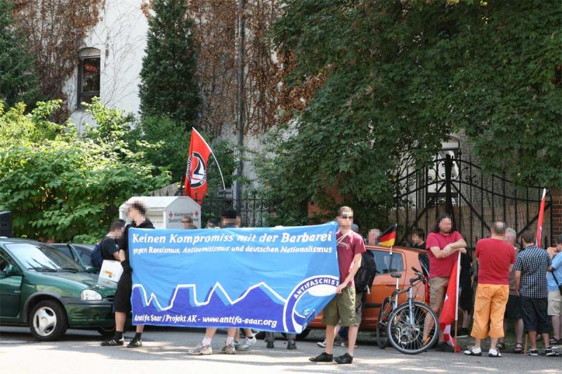 Die Kundgebungsteilnehmer_innen versammeln sich an dem einen Ende der ehemaligen Max-Braun-Straße...