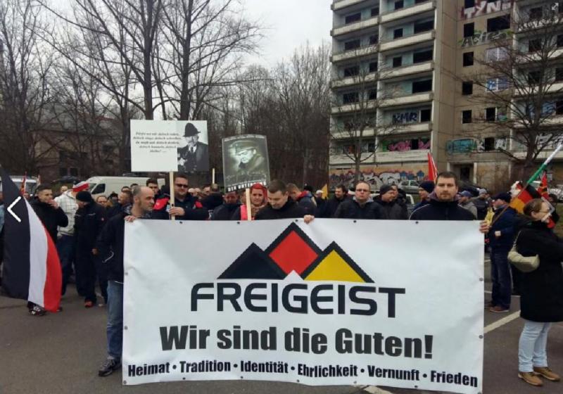 Demonstration in Chemnitz am 19.3.16, Transparent v.l. Mirko Fischer, Marko Nestmann, Sören Nestmann, dahinter Jens Döbel und Peggy Reuschel mit Plakat