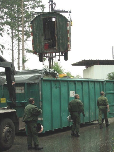 Wagen der Straßenpunx wird verschrottet - Räumung am Ponyhof, 1. August 2006