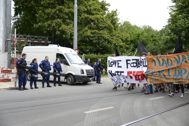 Scheiss Polizisten schützen die FIFAschisten 