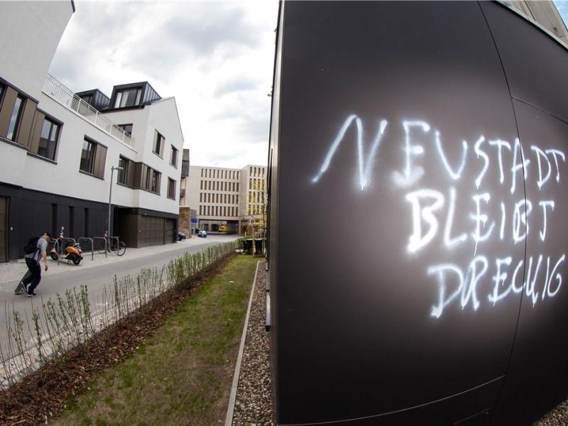 Gerade neu und schon beschmiert: So wie im Hofquartier an der Bautzner Straße erleben auch andere Neubauten eine ungewollte Umgestaltung.