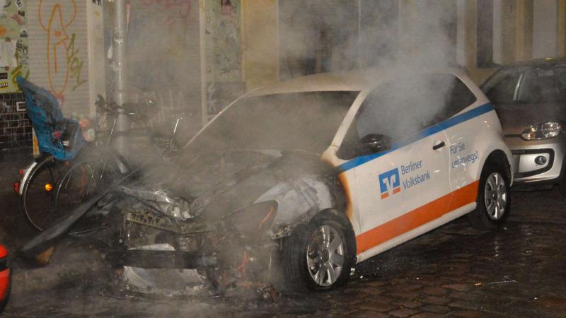  Gegen 4 Uhr am Mittwochmorgen stand das Auto der Berliner Volksbank in Flammen