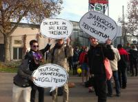 Sebastian ChristEinige Gegendemonstranten hatten sich durchaus Mühe gemacht, ihren Protest phantasiereich auszudrücken.