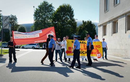 Nazis mit Transparenten