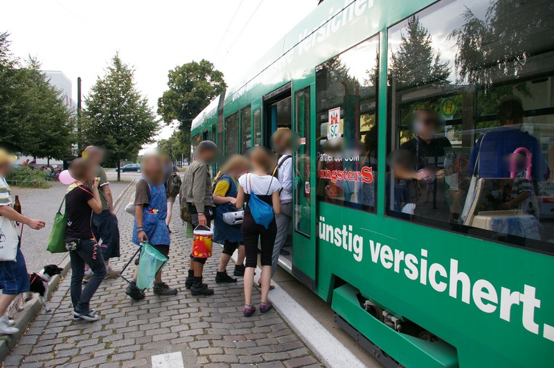 Partysanen beim entern der Bahn. Party ahoi!