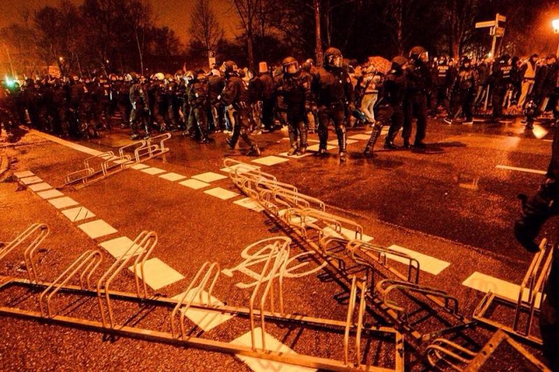 Auch Fahrradständer wurden als Barrikaden und Teilweise auch als Wurfgeschosse benutzt (Foto: spreepicture)