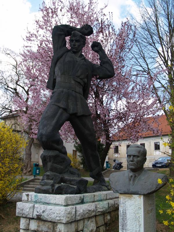 typische Heldenstatue im Stil des Realsozialismus