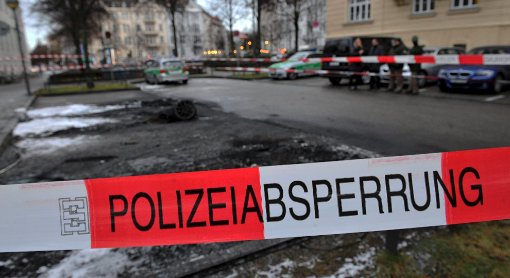 Schwarze Flecken: Wo die Fahrzeuge standen, ist der Boden völlig verkohlt Foto: dpa