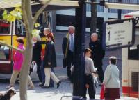 ganz in schwarz Harry Krüger (mit großer Wahrscheinlichkeit) erwartet den  Bus der DVU,Ende 90ziger HBF Bo  (Azzoncao-Archiv)