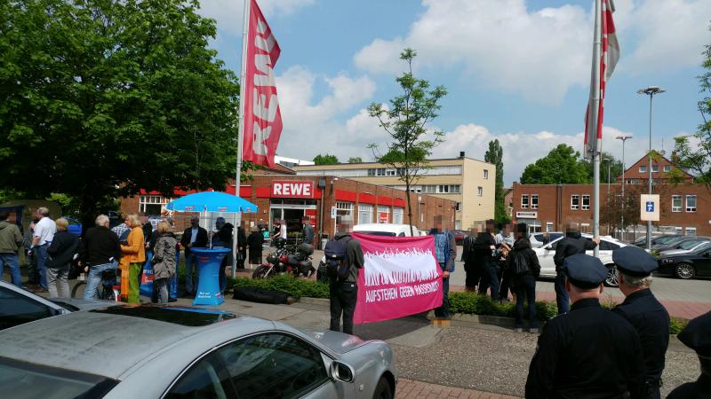 AfD-Stand in Dehnhaide abgeschirmt 1