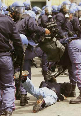 Genova 2001Carabinieri e Polizia