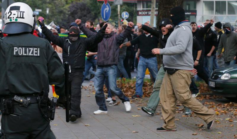 Als die Hooligans durch die Stadt zogen, kam es zu heftigen Ausschreitungen. Flaschen wurden geworfen und Brandsätze gezündet.