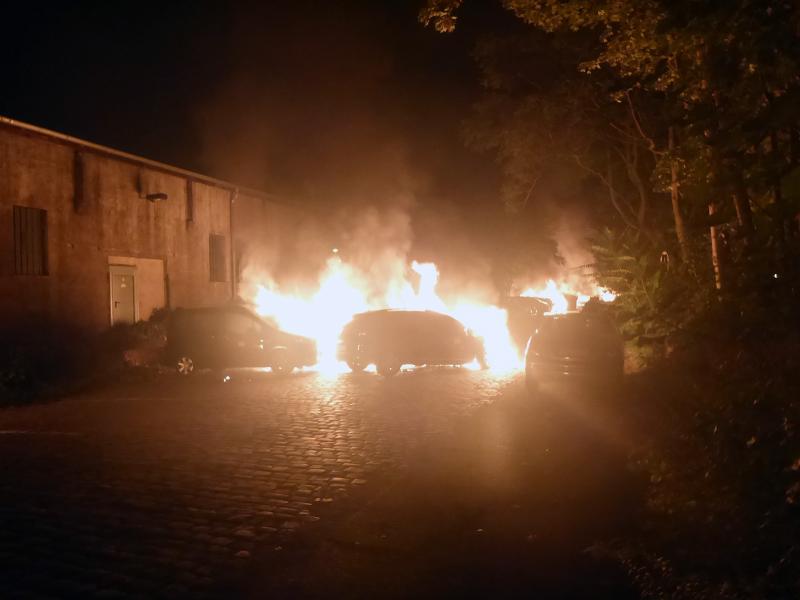 Als die Feuerwehrleute am Bahnhof eintrafen, hätten bereits mehr als zehn Wagen gebrannt, teilten die Einsatzkräfte mit.