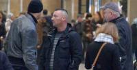 Kevin Dehn (Mitte) und ein weiterer Angreifer (rechts) vor der gemeinsamen Fahrt zum Pegida-Aufmarsch am 19. Oktober 2015. Foto: docu.media.