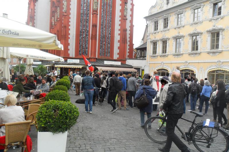 Zwischenkundgebung am Oberen Markt