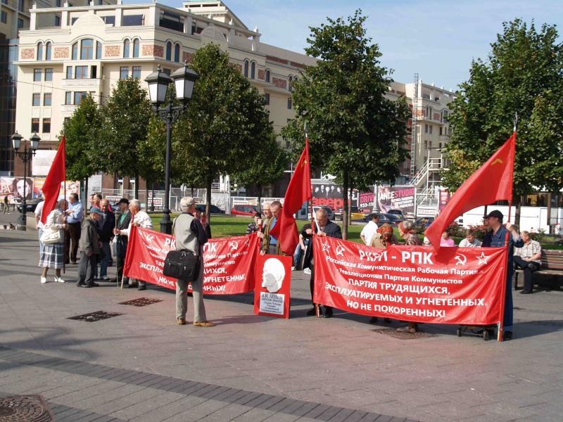 Wir haben selbst erfahrender Arbeit Frohngewaltin düstren Kinderjahrenund wurden früh schon alt.Sie hat an unserm Fuß geklirrt,die Kette, die nur schwerer wird.Wach auf, du junge Garde des Proletariats!Wach auf, du junge Garde des Proletariats!