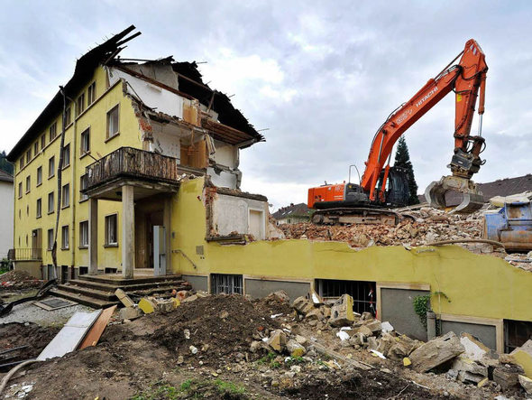 Abriss in der Wiehre: Das Studentinnenwohnheim St. Luitgard weicht einem Neubau. Das gleiche Schicksal haben Scherzbolde für den ganzen Stadtteil angekündigt. Waren es St. Luitgard-Sympathisanten?