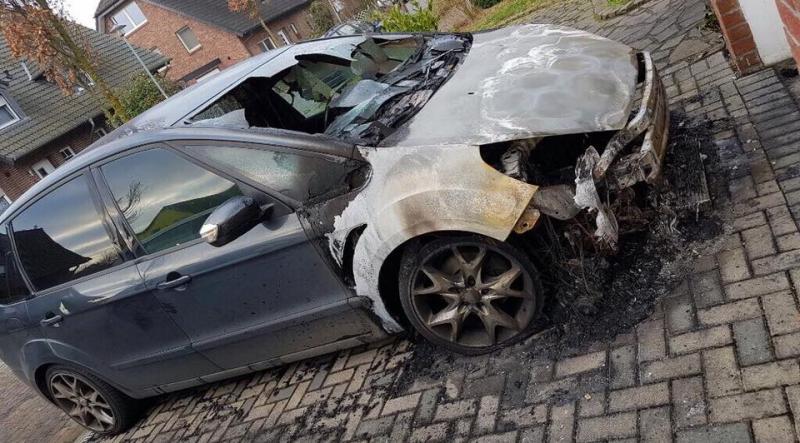 Autos von Melanie Händelkes (NPD Duisburg) und Rainer Händelkes (NPD Krefeld) abgefackelt  Foto: Facebook