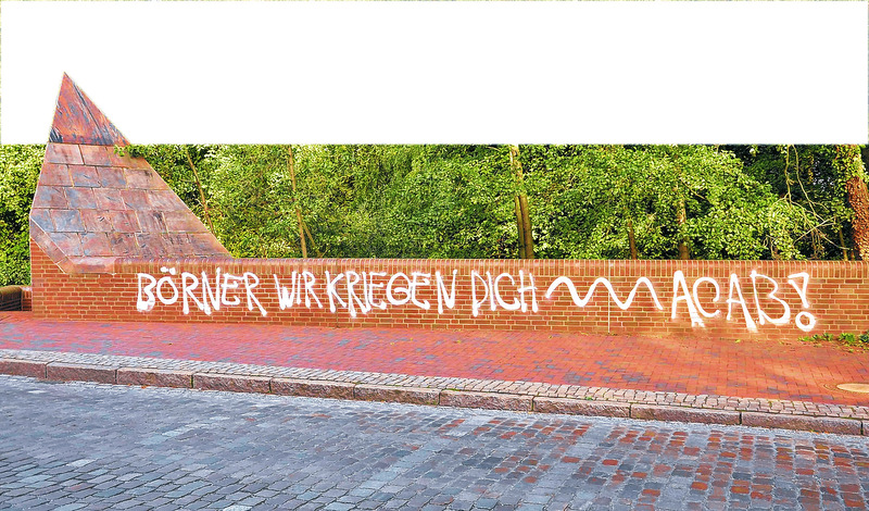 Unbekannte sprühten diese Parole offenbar in der Nacht zu Donnerstag an die Brücke am Schwanenteich in Ratzeburg.