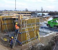 Baustelle Schnöggersburg Brückenpfeiler - Stefan Klingbeil & Tobias Schönaus von eriner Firma aus Nordhausen bauten die Verschalung für einen Brückenpfeiler