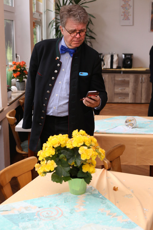 Der AfD-Landtagsabgeordnete Heinrich Fiechtner fotografiert im Vereinsheim des 1. FC Eislingen die Schäden.