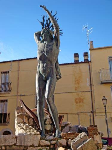 CasaPound Demonstration in Isernia am 05.09.2015,Denkmal für die Opfer der Alliierten Bombenangriffe