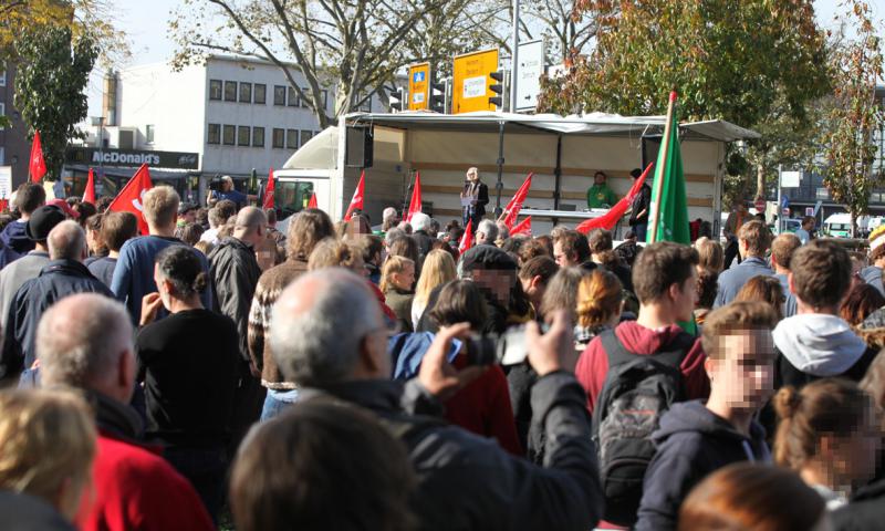 In mehreren Redebeiträgen wandten sich die Organisationen gegen Ausgrenzung, Menschenverachtung  und Rassismus.