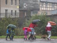 Neonazi-Paar mit Kindern am Start der Wanderung