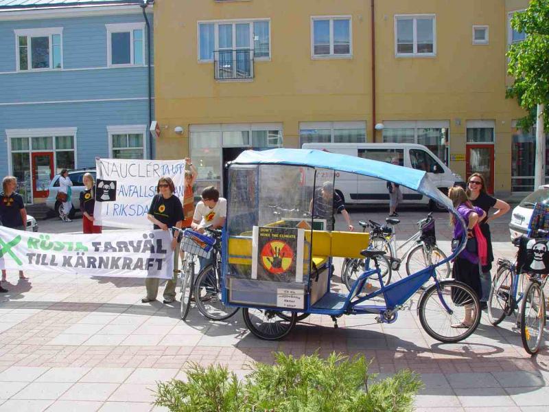 bike rally in front of the conservative Ålandic newspaper's office 