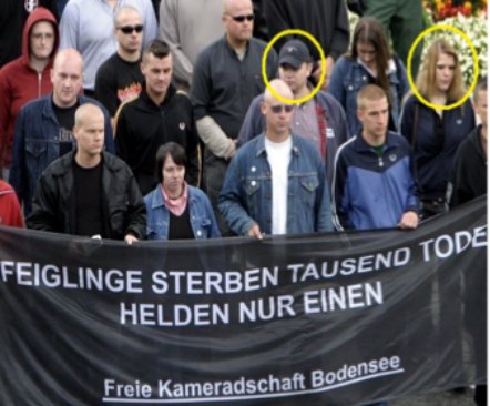 Wössner (links) mit Doberenz (rechts) in den Reihen der aufgelösten "Freien Kameradschaft Bodensee" am Rudolf-Heß-Gedenkmarsch in Wunsiedel 2004