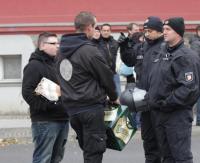 Diesen Kameraden wurde verwehrt einen Bierkasten in die Demonstration mitzunehmen. Zur Freude einiger Antifaschist_innen