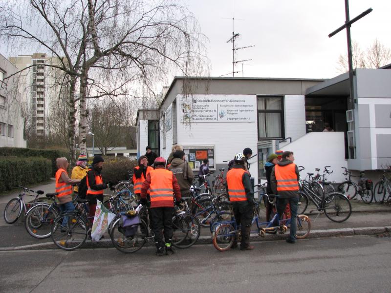 Critical Mass vor dem Dietrich Bonnhoefer Gemeinde in Weingarten