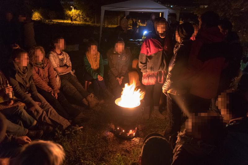 Autonome am Lagerfeuer