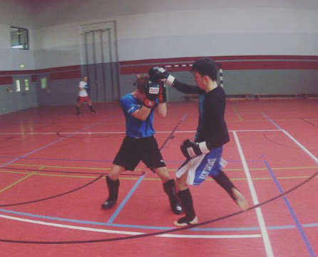 Florian Müller mit "NS-Boys"-Hose beim Kickboxen