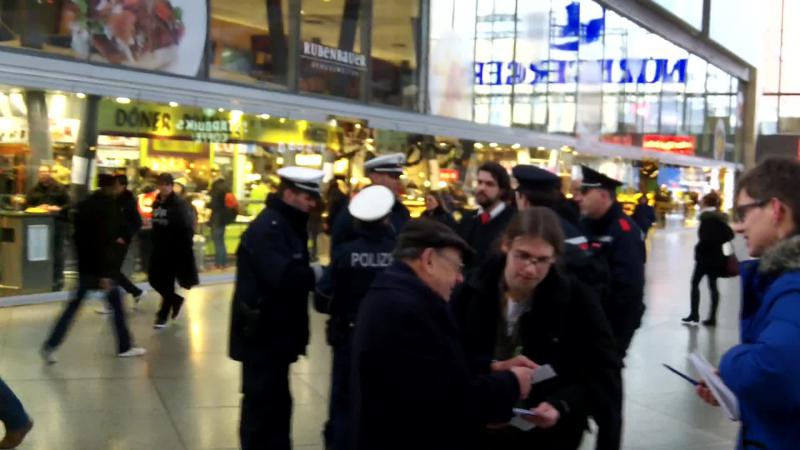 2.3.2015: Nach dem Kessel ist während der Demo - Polizei beratschlagt ... und lässt die Demo dann gewähren