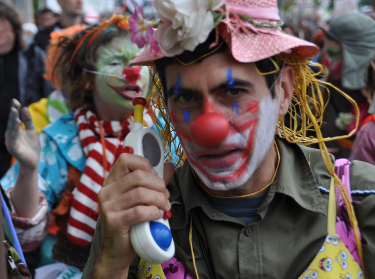 Am Mittwoch zuvor nahm diese noch auf dem Weg zur Demo alle Clowns vorbeugend fest. Diese Praxis ist in Belgien legal jedoch unüblich