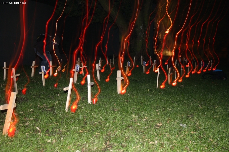 Hess-Gedenken: Holzkreuze und Grablichter im Kantpark