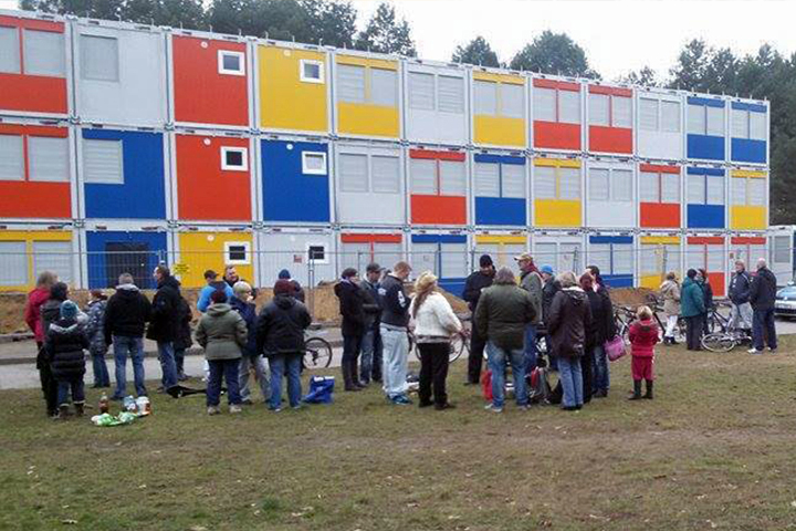 Rassisten vor dem Containerlager Alfred-Randt-Straße