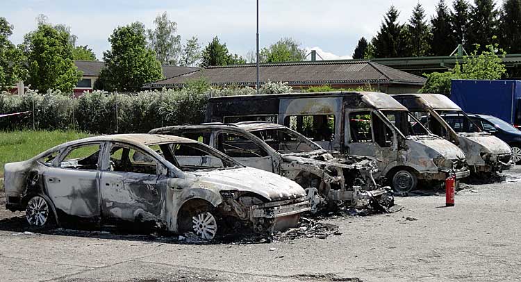 Die Flammen griffen auf weitere Fahrzeuge über.