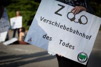 Mahnwache vor dem Neunkircher Zoo.