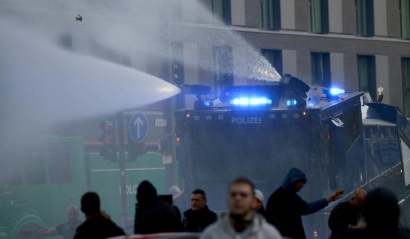 Mittels Wasserwerfern sollte die Menge unter Kontrolle gebracht werden. Aufgelöst wurde die Veranstaltung aber nicht.