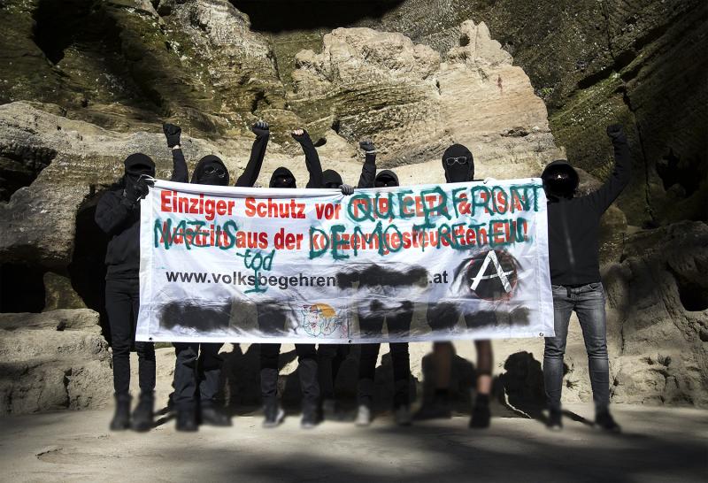 Abschiedsfoto des Transparentes und seiner Pflegefamilie kurz vor der Auswilderung.